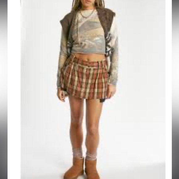 BDG Urban Outfitters EUC ,M, SLASH NECK LANDSCAPE CROP TEE - Picture 3 of 7